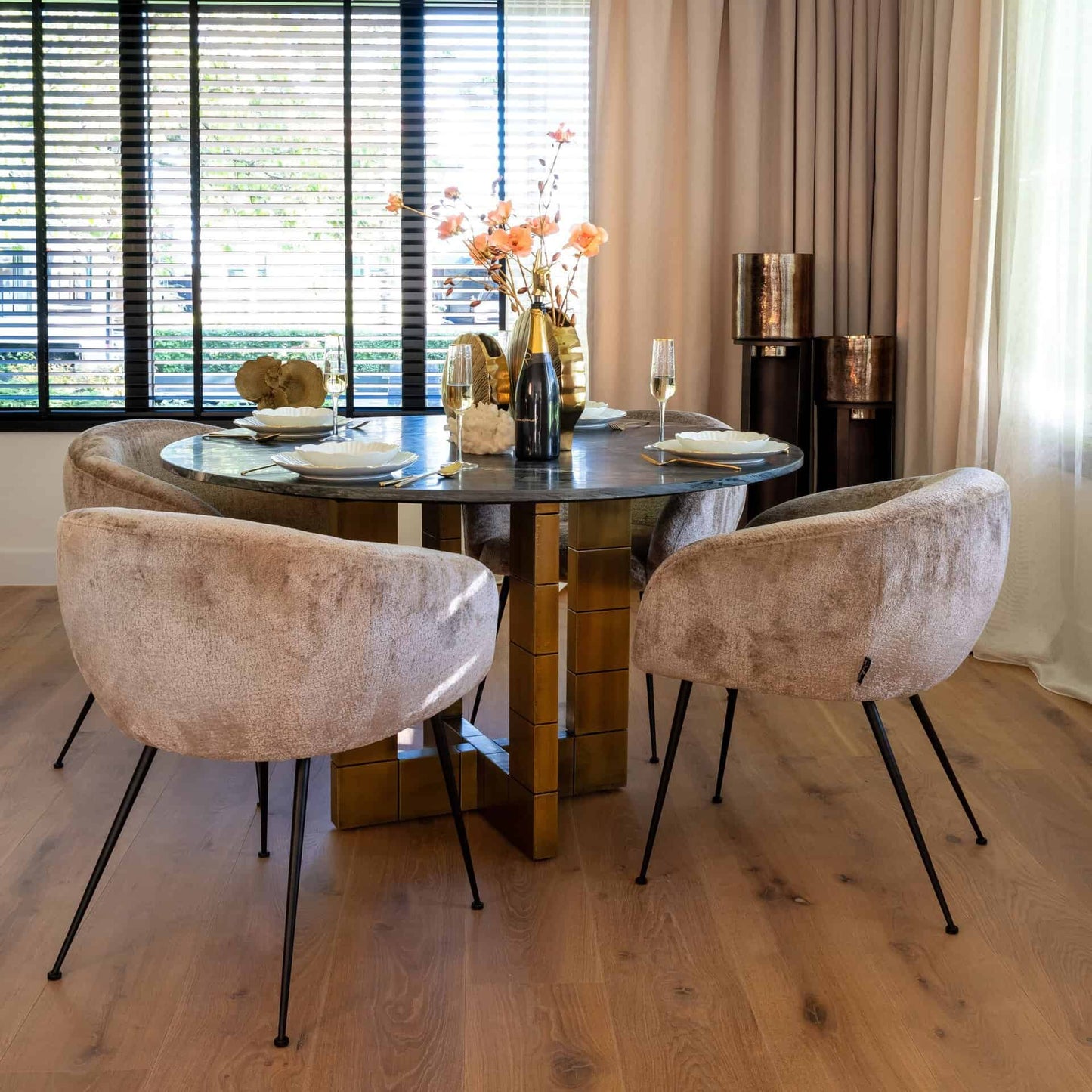 Galds Collada Richmond Interiors 130/76/130 cm melns/zelts