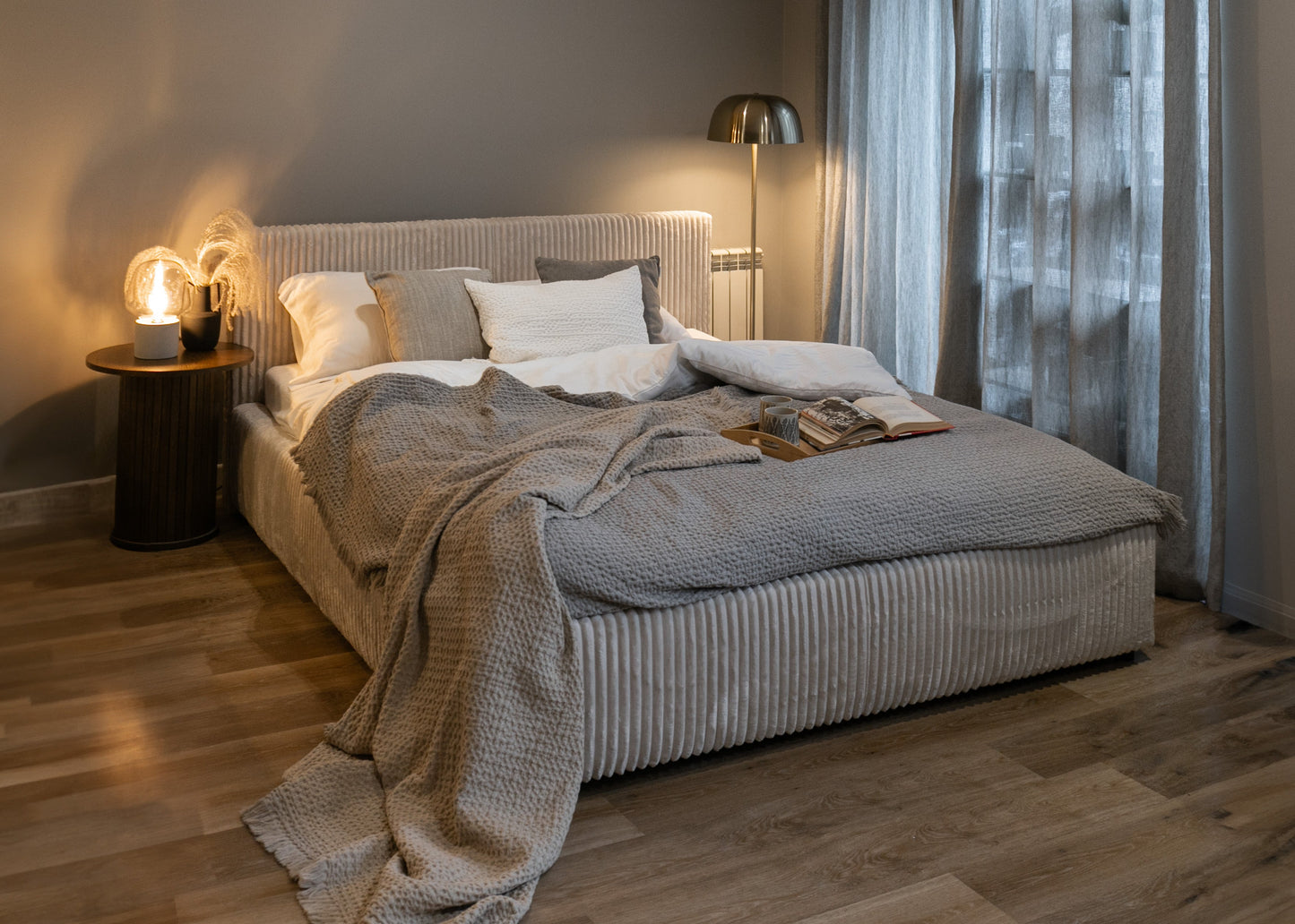CLIO Mīkstā gulta 140/160/180x200 cm ar glabātuvi, metāla rāmis, krēmkrāsas velvets - N1 Home