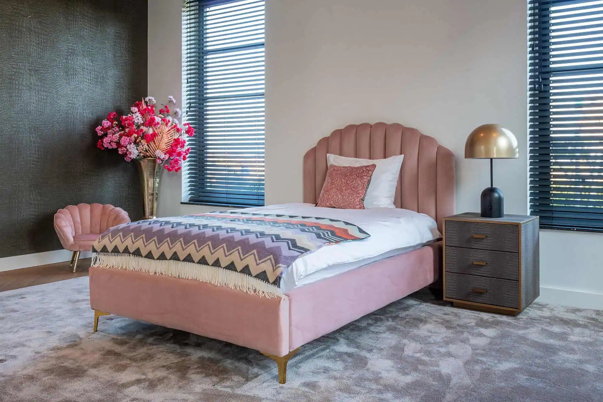 Naktsskapītis Classio ar 3 atvilktnēm  Richmond Interiors 61/50/50 cm birstēts zelts - N1 Home